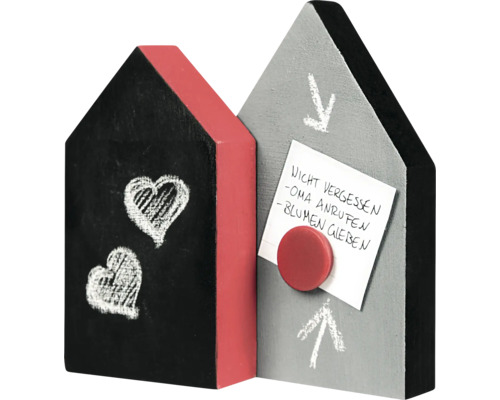 Dekorative Memotafel in Form von Häusern mit Kreideherzen und Notizzettel