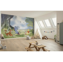 Chambre d''enfant lumineuse avec une fresque murale Winnie l''ourson, une tente de jeu, un coin salon pour enfants et des fenêtres de toit.