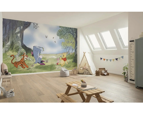 Chambre d''enfant lumineuse avec une fresque murale Winnie l''ourson, une tente de jeu, un coin salon pour enfants et des fenêtres de toit.