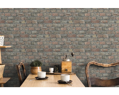 Wohnraum mit Ziegel Tapete und Esstisch
