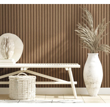 Szene mit einer Bank, einer Korbware, einer Vase und einer Holzpaneelwand