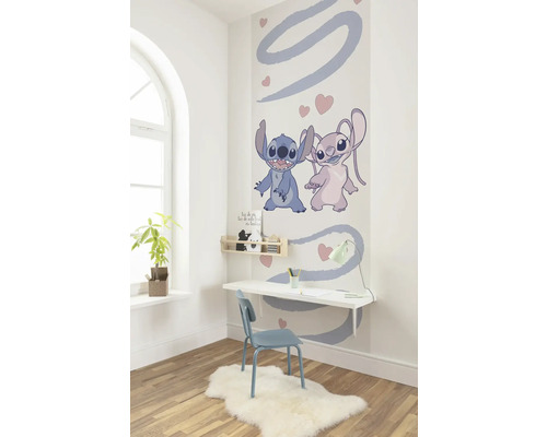 Chambre d''enfant avec sticker mural, bureau et chaise