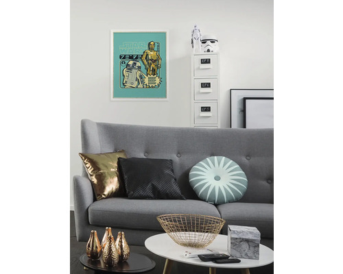 Salon avec canapé gris, coussins, table basse et décoration Star Wars