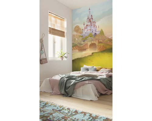 Chambre à coucher avec peinture murale d''un château, lit, fenêtre et tapis