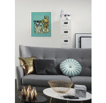 Salon avec canapé gris, coussins, tables basses et peinture murale Star Wars