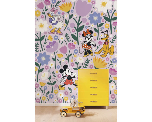 Papier peint avec Mickey Mouse, Minnie Mouse, Donald Duck, Dingo et motif floral dans une chambre d''enfant avec commode jaune et voiture jouet