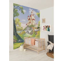 Kinderzimmer mit Wandbild einer Burg, Babybett und Sessel