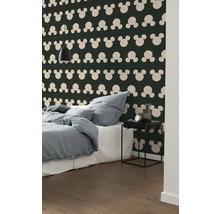 Chambre avec lit, table de chevet et papier peint à motif Mickey Mouse