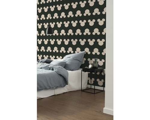 Chambre avec lit, table de chevet et papier peint à motif Mickey Mouse