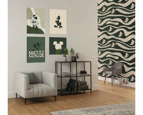 Wohnzimmer mit Sessel, Regal und Wanddekoration mit Mickey Mouse Motiven