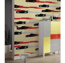 Vue d''une pièce avec un papier peint à motifs avec des voitures, combiné à une armoire colorée.