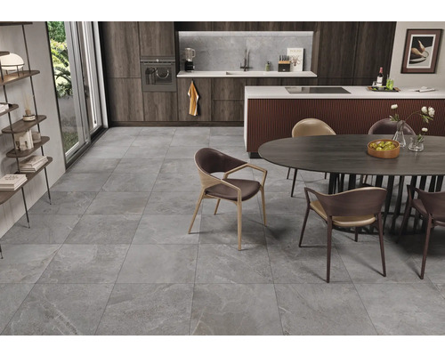 Graue Bodenfliesen in einem modernen Küchen- und Essbereich mit Holzelementen und minimalistischem Design.