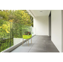 Scène de balcon avec une table de plantation avec des légumes et un arrosoir