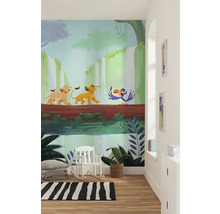 Scène avec une décoration murale du film Le Roi Lion dans une pièce avec un fauteuil à bascule, un tapis et une plante