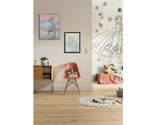 Chambre d''enfant avec meubles, peintures murales et jouets