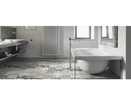 Badezimmer mit freistehender Badewanne, Waschbecken und Heizkörper