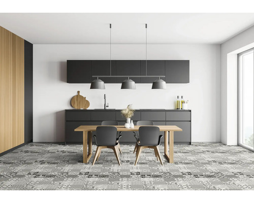 Moderne Küche mit Esstisch, Stühlen und grau gemustertem Boden