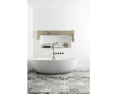 Modernes Badezimmer mit freistehender Badewanne, gemusterten Fliesen und Ablagefach