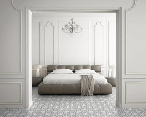 Schlafzimmer mit Doppelbett, Kristalllüster und gemustertem Fliesenboden