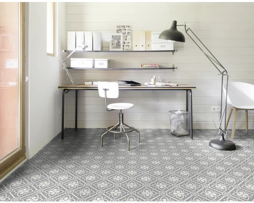 Büro mit Schreibtisch, Stuhl, Regalen und Boden mit Fliesenmuster.