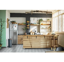 Helle Küche mit Holzelementen, Edelstahlkühlschrank und floral gemustertem Boden