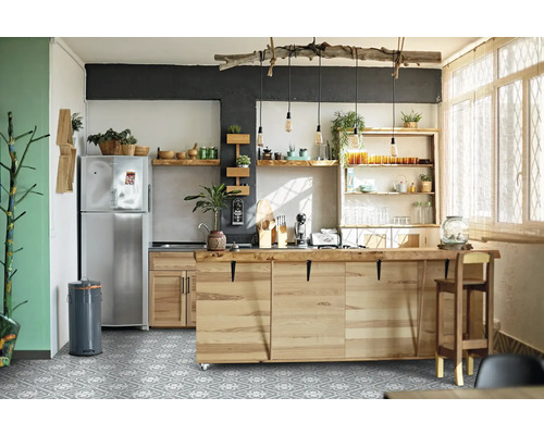 Helle Küche mit Holzelementen, Edelstahlkühlschrank und floral gemustertem Boden