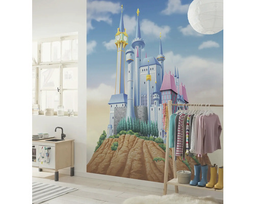 Kinderzimmer mit Wandbild eines Schlosses, Spielküche und Kleiderständer.