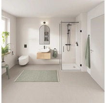 Salle de bain lumineuse avec douche, lavabo, toilettes et miroir