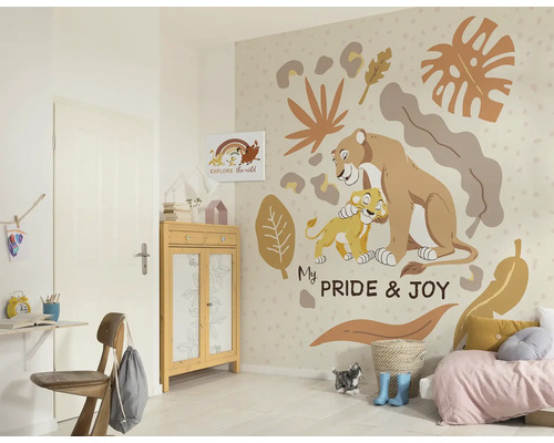 Chambre d''enfant avec sticker mural lion, commode et bureau