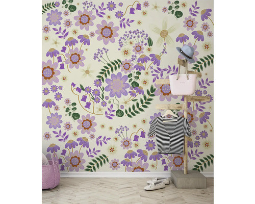Mur avec motif de papier peint floral, décoration et vêtements
