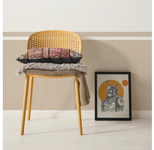 Dekoratives Interieur mit Stuhl, Kissen und gerahmtem Bild