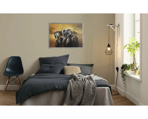 Schlafzimmer mit Bett, Stuhl und gerahmtem Bild an der Wand