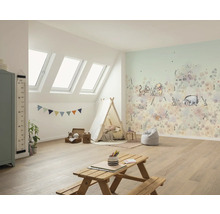Chambre d''enfant avec papier peint Winnie l''ourson, tente de jeu et meubles en bois sous les fenêtres de toit