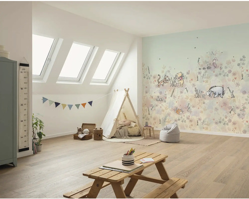 Chambre d''enfant avec papier peint Winnie l''ourson, tente de jeu et meubles en bois sous les fenêtres de toit