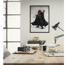 Gerahmtes Bild mit Darth Vader an einer Wand über einem Schreibtisch