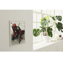 Pièce décorative avec une affiche encadrée de Deadpool et une plante d''intérieur dans un pot