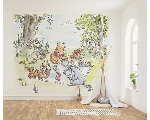 Kinderzimmer mit einer Wandtapete von Winnie Puuh und seinen Freunden beim Picknick
