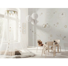 Chambre d''enfant lumineuse avec ciel de lit, meubles pour enfants et sticker mural Winnie l''ourson
