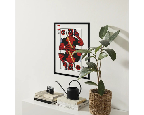 Gerahmtes Poster mit einer Comicfigur, platziert in einem hellen Raum.