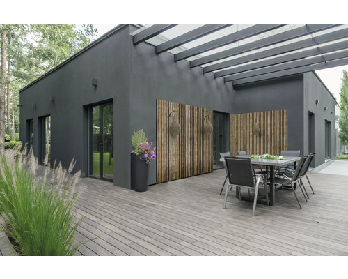 Aussenbereich mit Terrasse, Esstisch und Holzverkleidung