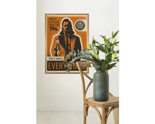 Gerahmtes Poster mit dem Aufdruck einer fiktiven Figur und dem Text ''This is bigger than the TVA. This is about everything.''