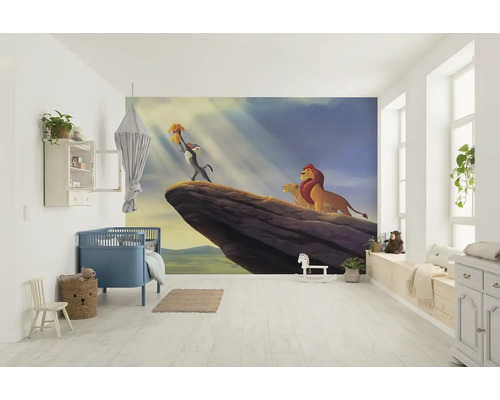 Chambre d''enfant avec fresque murale Le Roi Lion, lit de bébé et armoire