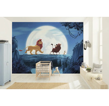 Chambre d''enfant avec une fresque murale du Roi Lion, un lit de bébé et une décoration