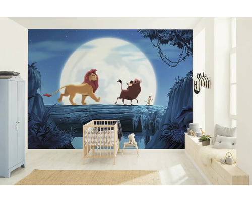 Chambre d''enfant avec une fresque murale du Roi Lion, un lit de bébé et une décoration