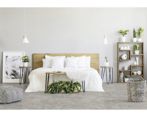 Chambre lumineuse avec lit en bois, tables de chevet et éléments décoratifs