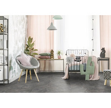 Einrichtungsbeispiel eines Kinderzimmers mit Bett, Sessel, Regal und Dekoration