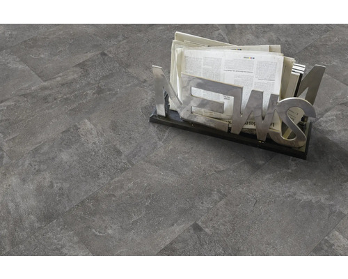 Carrelage gris avec un présentoir à journaux dans la pièce.