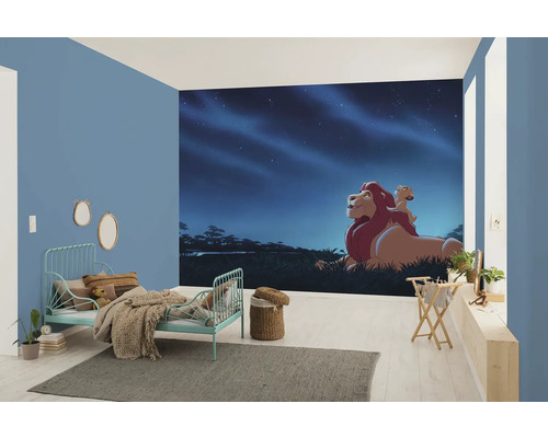 Chambre d''enfant avec une fresque murale du Roi Lion, un lit et de la décoration
