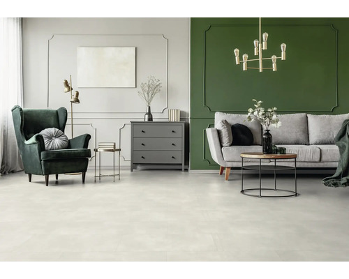 Salon avec fauteuil, canapé, commode et revêtement de sol