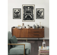 Wohnzimmer mit Kommode und gerahmten Superhelden-Postern an der Wand